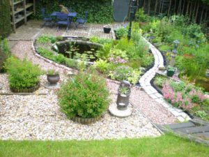 Tuin met groen en bestrating
