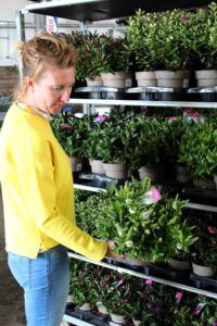 Corina toont plant voor aflevering