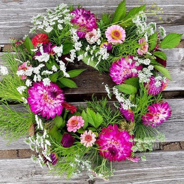 Maak leuke tuinplannen: bloemenkrans met dahlia's en eenjarige zomerbloemen