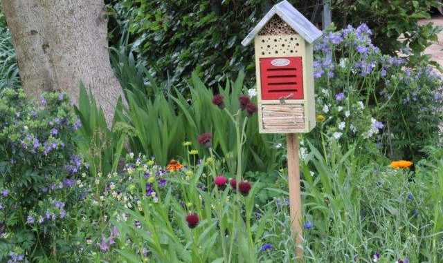Insectenhotel in een bijentuin Insectenhotel in een bijentuin